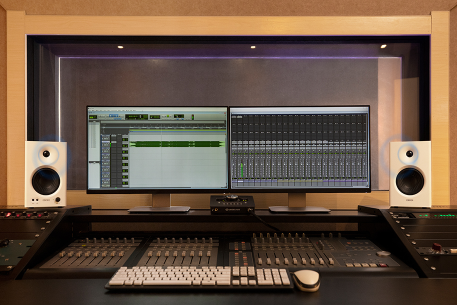 EDIFIER MR4 studio monitor with audio edit interface