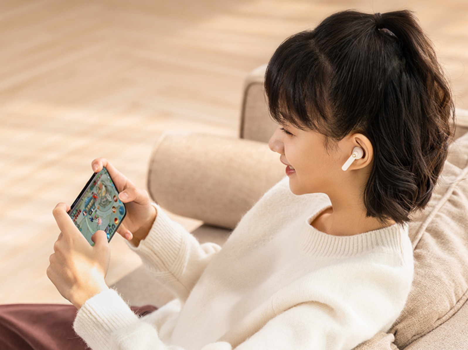 A girl playing game with EDIFIER TO-U2 mini earbuds